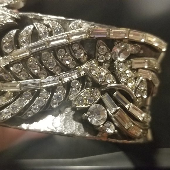 RARE STATEMENT VINTAGE JOSE MARIA BARRERA FEATHER Crystal SILVER BRACELET BANGLE - Picture 8 of 12